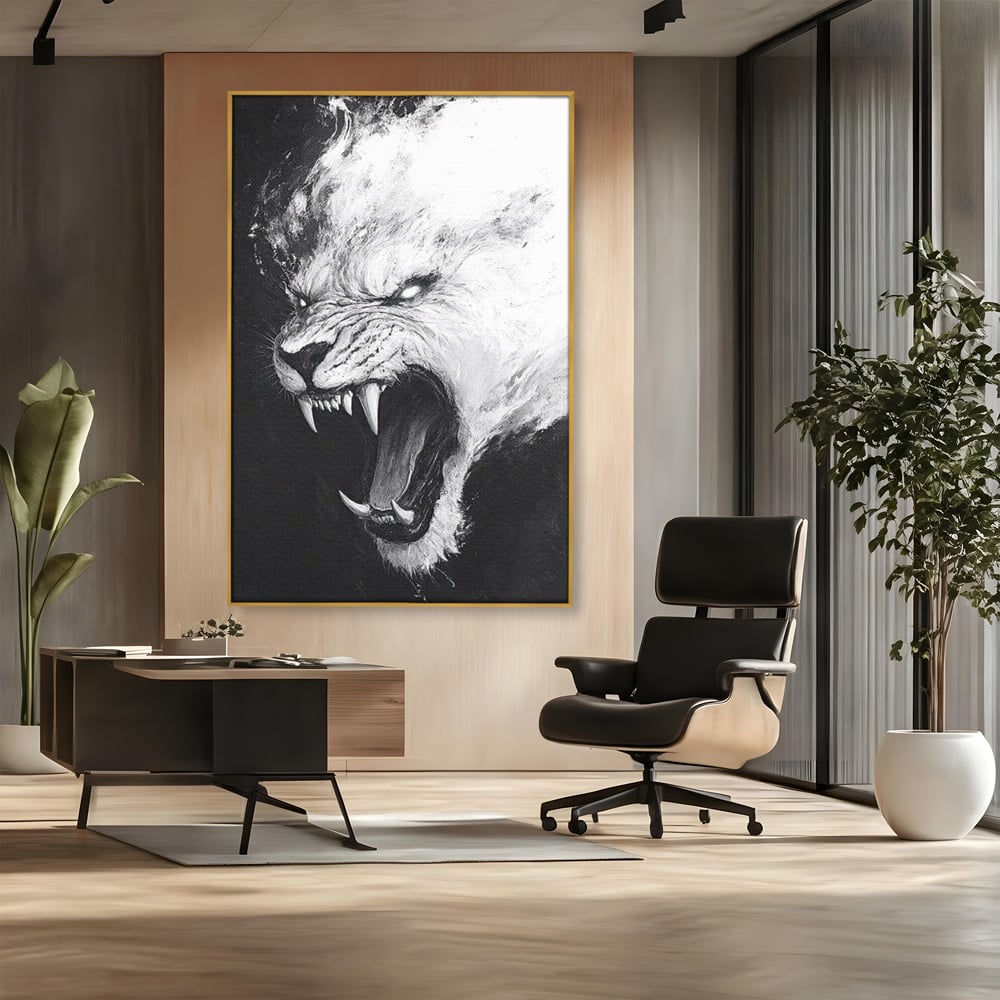 Tablou canvas cu tablou canvas cu tigru alb, in rama de aluminiu auriu, pe perete intr-un birou
